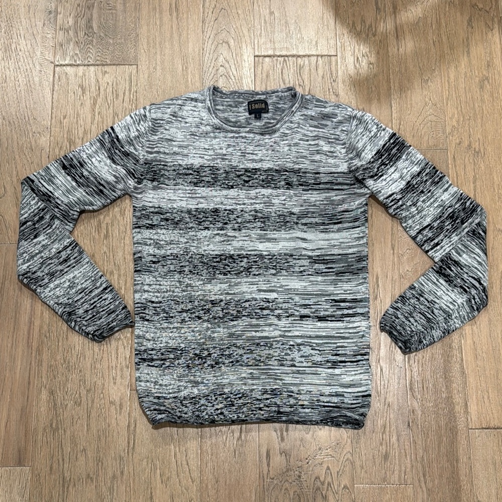 !Solid Gray Crewneck Shirt with Textured Stripes Men’s Large